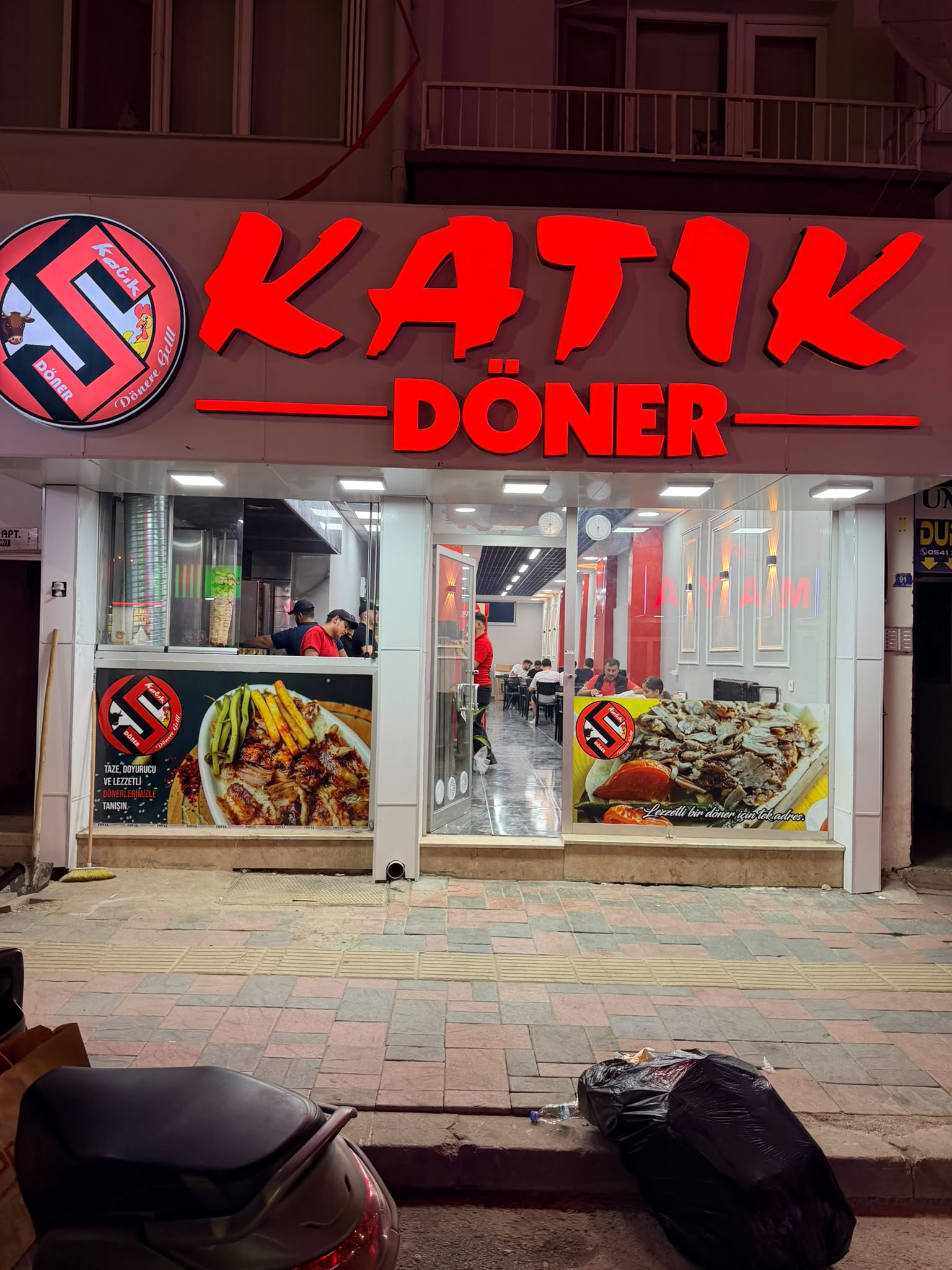Katık Döner Afyonkarahisar gece vitrini ve restoran girişi